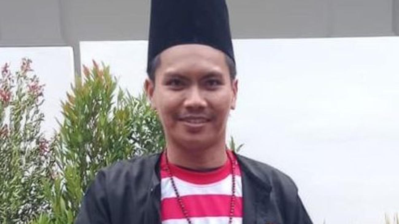 Mengenal baju adat Madura yang elegan dan penuh makna, dari surjan dan kebaya hingga aksesoris khas, yang mencerminkan budaya dan tradisi masyarakat Madura.